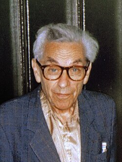 Paul Erdős looking toward the camera