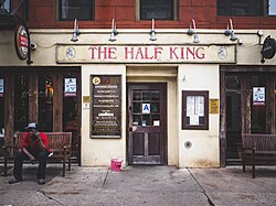 บรรยากาศภายในบาร์ Half King