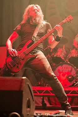 ภาพอุปกรณ์ดนตรีหรือการแสดงของ Troy Sanders