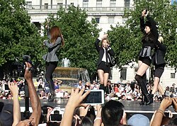 f(x) แสดงคอนเสิร์ตในลอนดอน