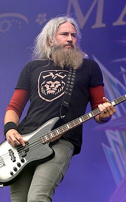 Troy Sanders ขณะทำการแสดงที่ Rock im Park 2022