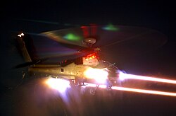 เฮลิคอปเตอร์ Apache ยิงจรวด CRV7 ในเวลากลางคืน