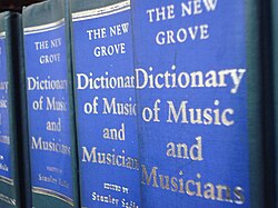 หนังสือพจนานุกรม The New Grove ฉบับพิมพ์ครั้งที่สองวางอยู่บนชั้นหนังสือ