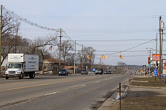 ทัศนียภาพถนน Highland Road (M-59) มุ่งหน้าไปทางทิศตะวันตกสู่ถนน Porter Road