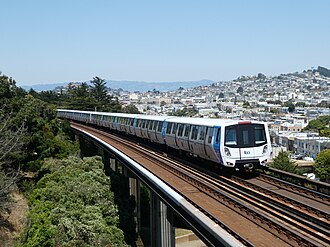 รถไฟฟ้า BART ขณะวิ่งในพื้นที่ทางตอนใต้ของซานฟรานซิสโก