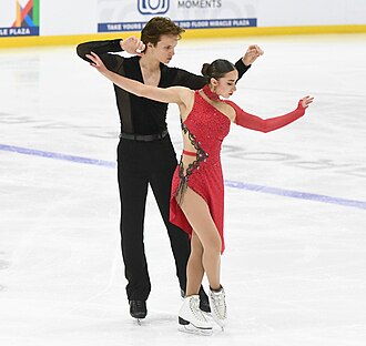 Katarina Wolfkostin และ Dimitry Tsarevski ในการแข่งขันฟิกเกอร์สเกต