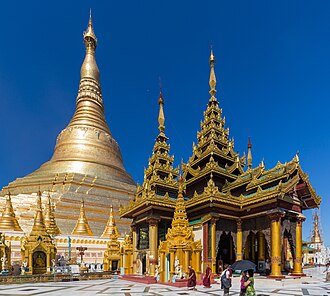 ภาพมุมกว้างของวัดพุทธที่มีสถาปัตยกรรมประณีต