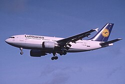 เครื่องบิน Airbus A310 กำลังทะยานขึ้น