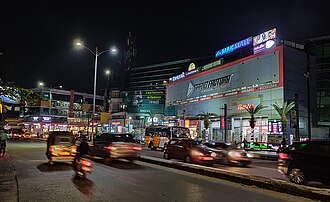 ห้างสรรพสินค้า Mak Mall ในยามค่ำคืน