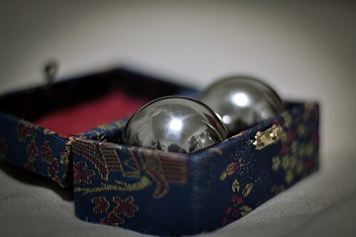 ลูกบอลเป่าติ้งสีเงินวาววางอยู่บนพื้นผิว