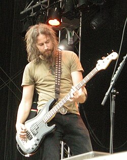 Troy Sanders ขณะเล่นเบสบนเวที
