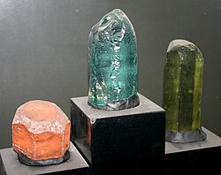 ตัวอย่างอัญมณีที่มีสีต่างกันเนื่องจากสารปนเปื้อน
